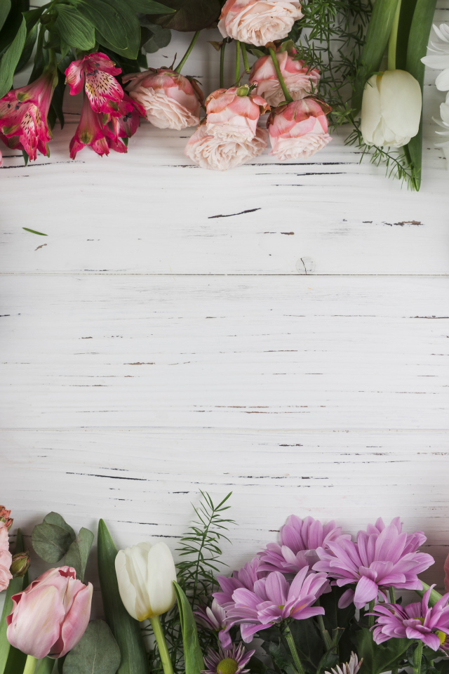 Красивые разноцветные цветы на белом столе, шаблон 