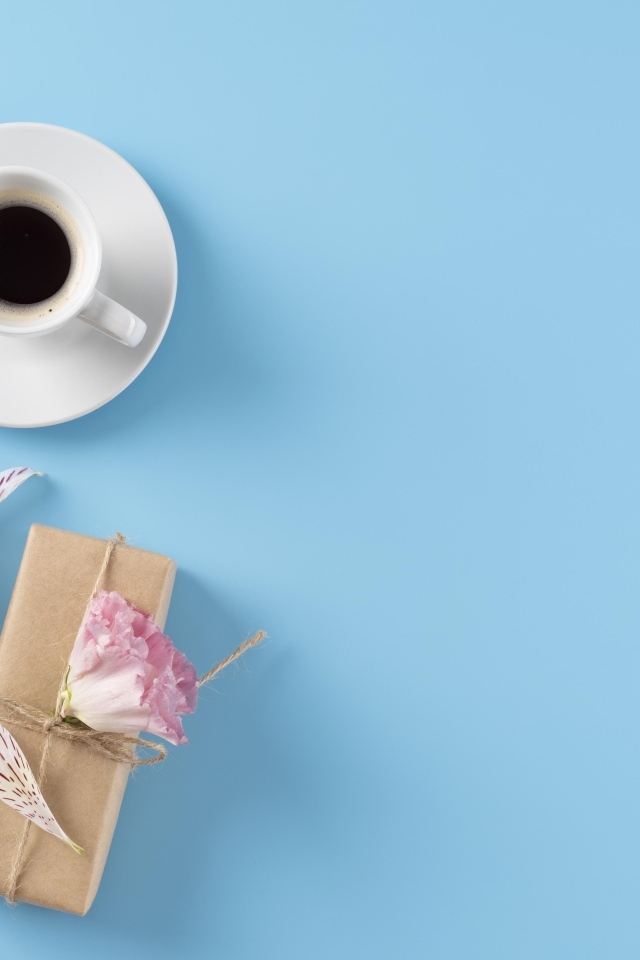 Букет цветов альстромерии с  подарком и чашкой кофе на голубом фоне