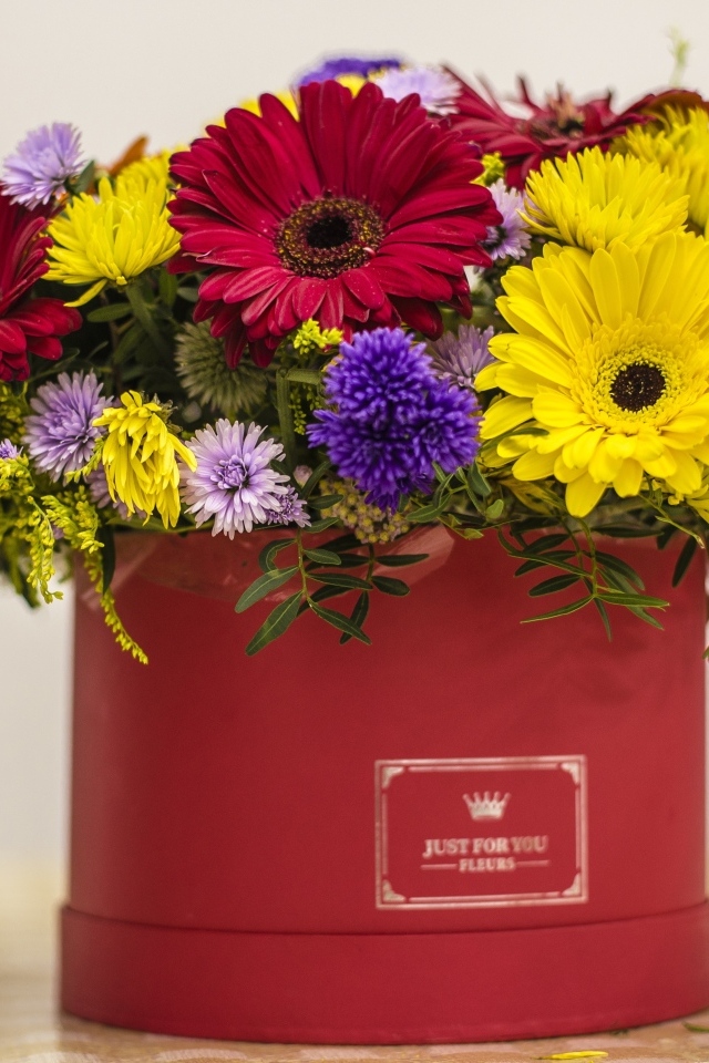 Букет разноцветных цветов в корочке на столе