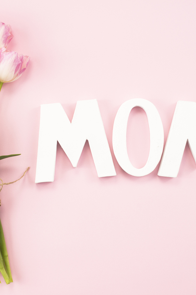 Букет тюльпанов для мамы на розовом фоне