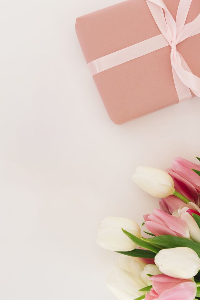 Букет тюльпанов с подарком на розовом фоне, шаблон открытки