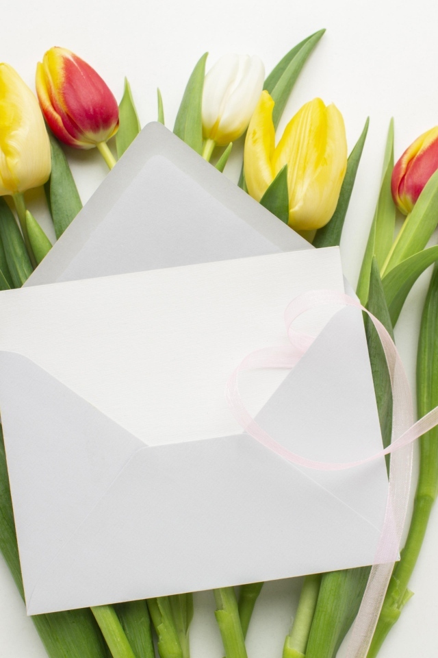 Букет тюльпанов с белым конвертом