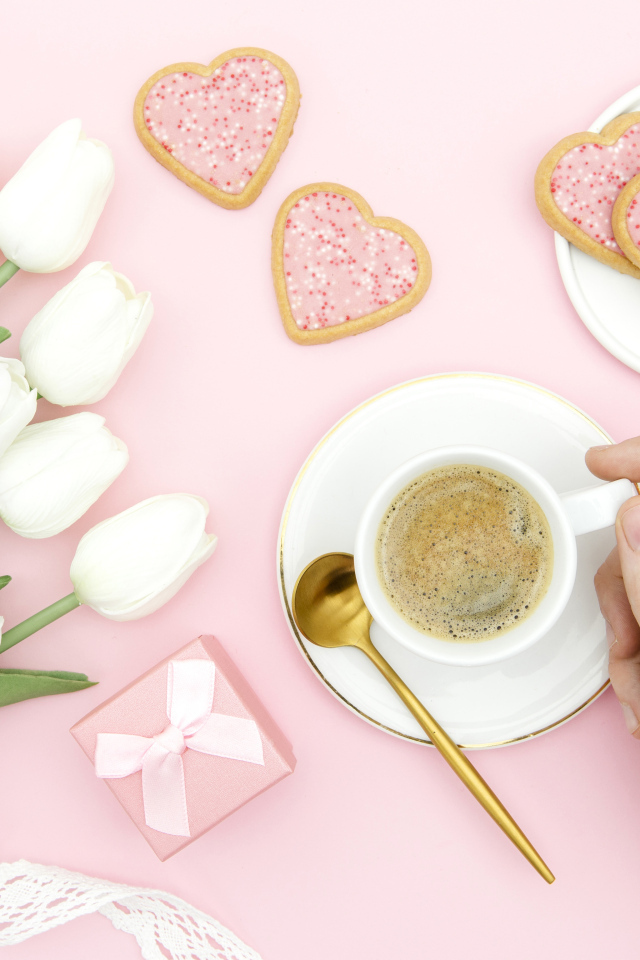 Букет белых тюльпанов с чашкой кофе и печеньем для любимой