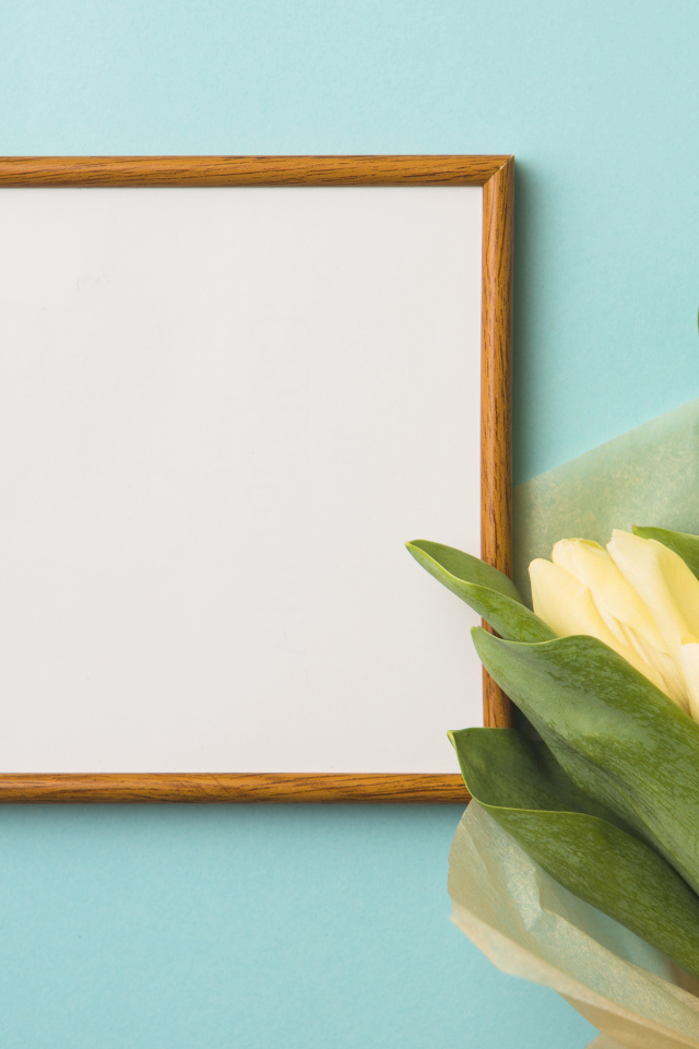 Букет желтых тюльпанов с рамкой на голубом фоне,  шаблон для открытки