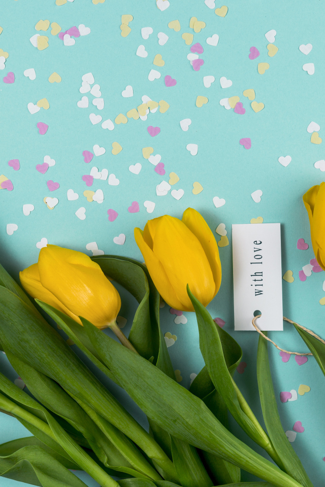 Букет желтых тюльпанов с маленькими сердечками на голубом фоне