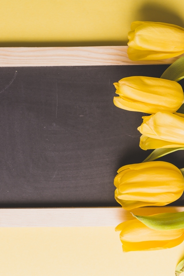 Букет желтых тюльпанов с деревянной рамкой, шаблон 