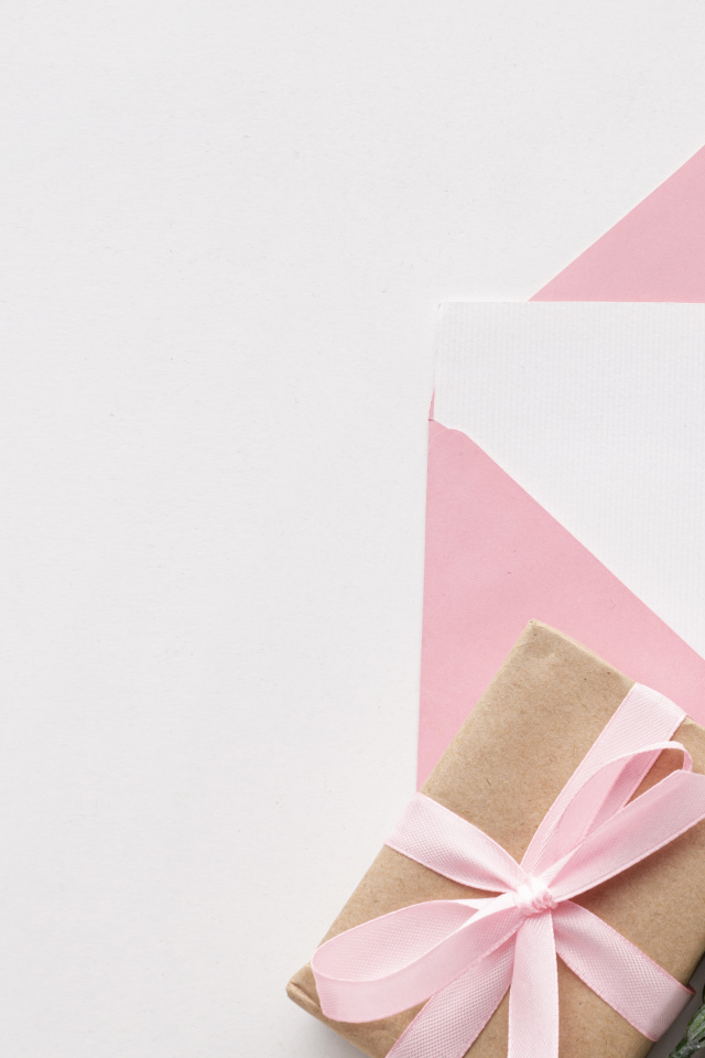 Конверт с цветами и подарком на белом фоне