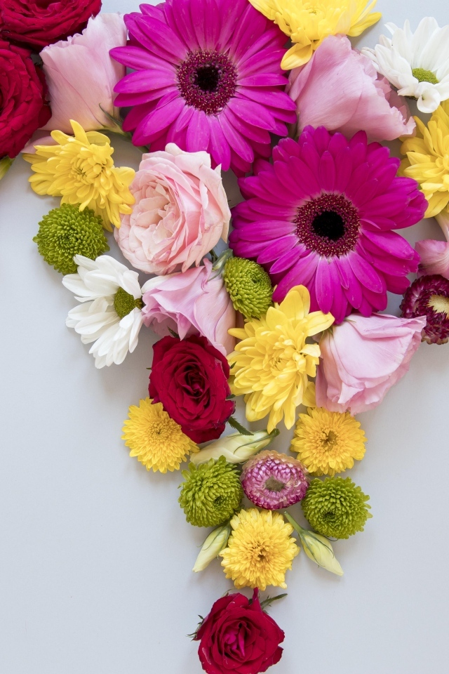 Цветочная композиция на сером фоне