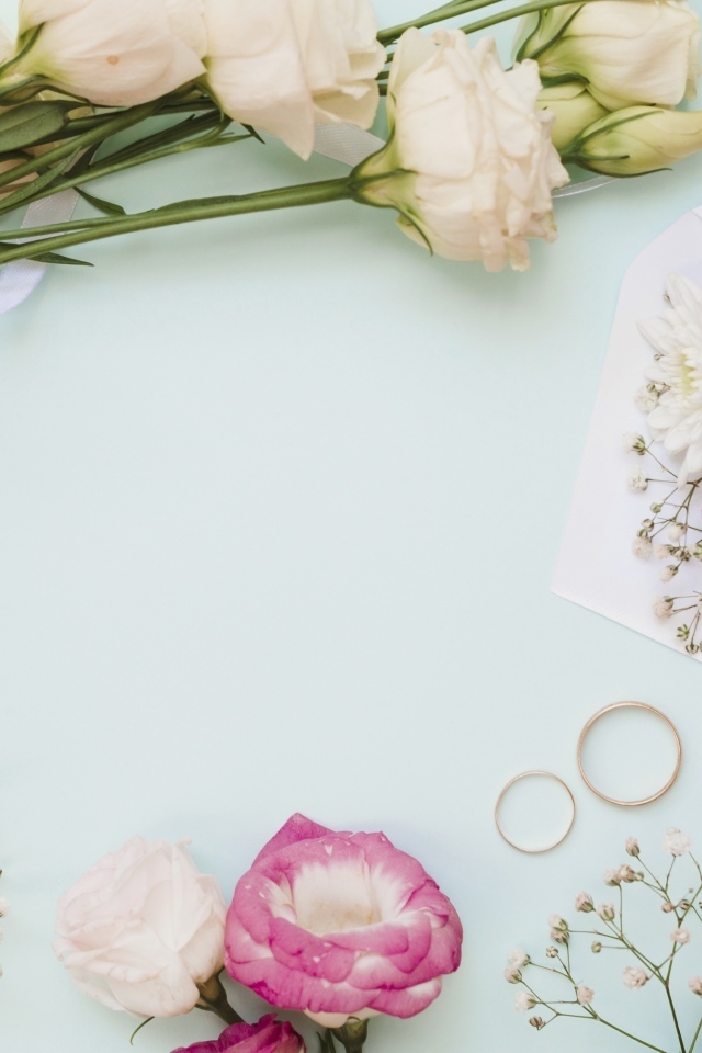 Цветы на голубом фоне с конвертом и обручальными кольцами