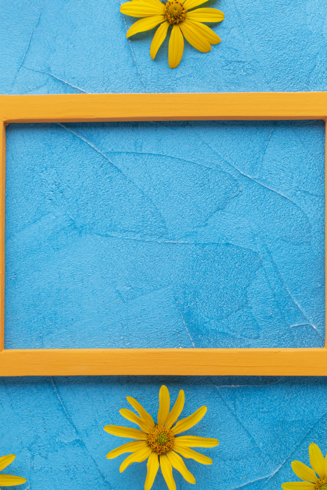 Рамка для фото с желтыми цветами на голубом фоне