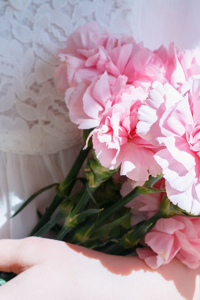 Розовые гвоздики в руках у невесты