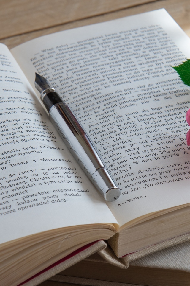 Розовая роза с кольцом на книге 