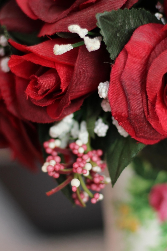 Красные искусственные розы на столе