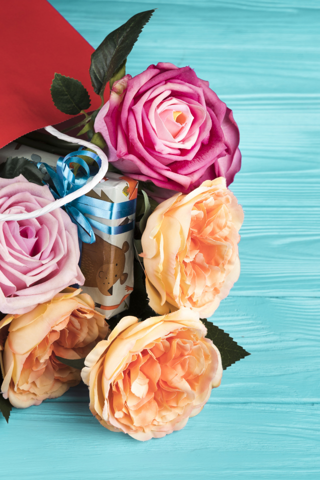 Розы в красном пакете на голубом фоне