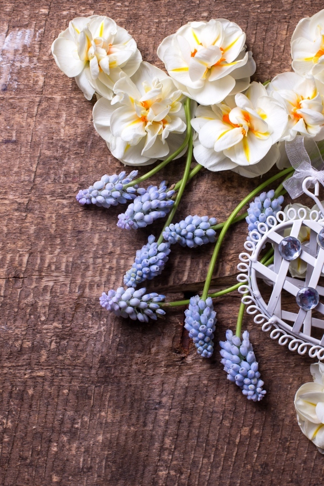 Весенние цветы с сердцем на деревянном столе