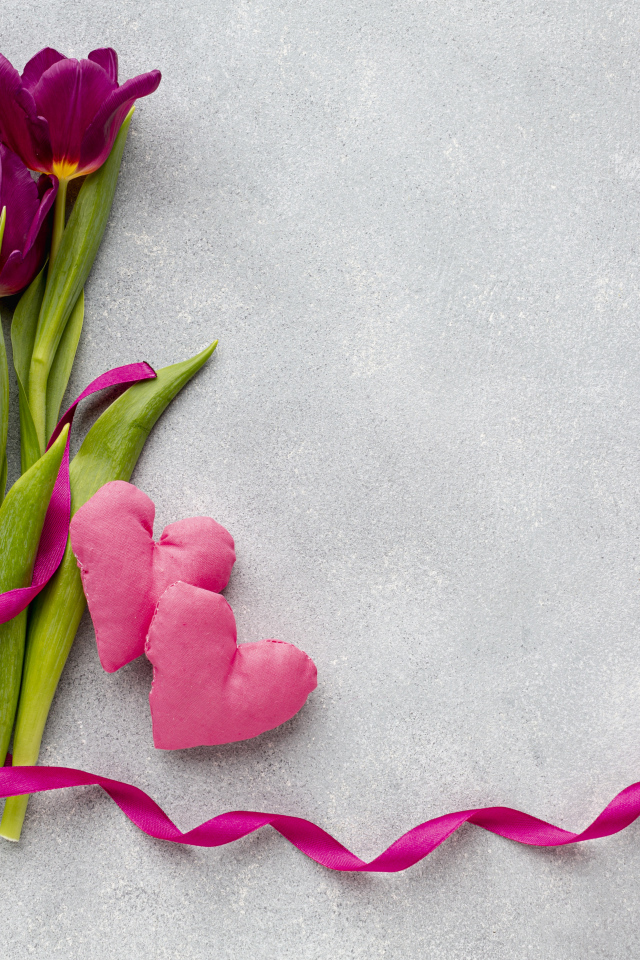 Три тюльпана, сердечко и лента на сером фоне