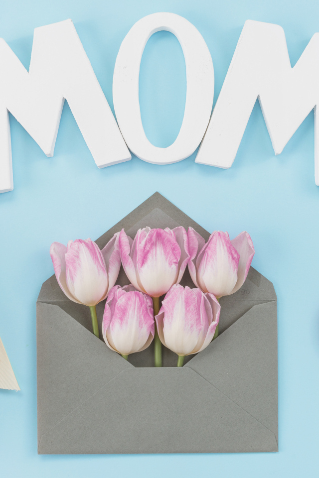 Тюльпаны в конверте на голубом фоне для мамы