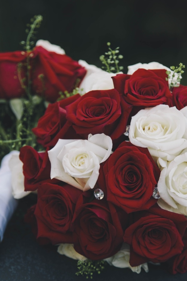 Два букета с красными и белыми розами с бриллиантами