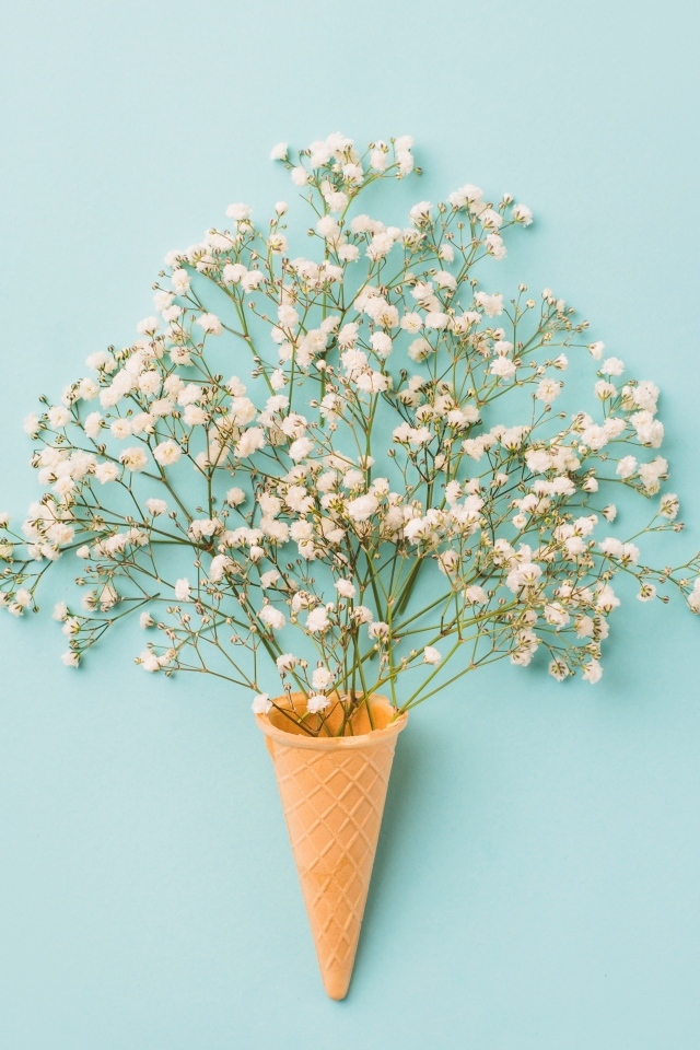 Белые цветы с вафельным рожком на голубом фоне