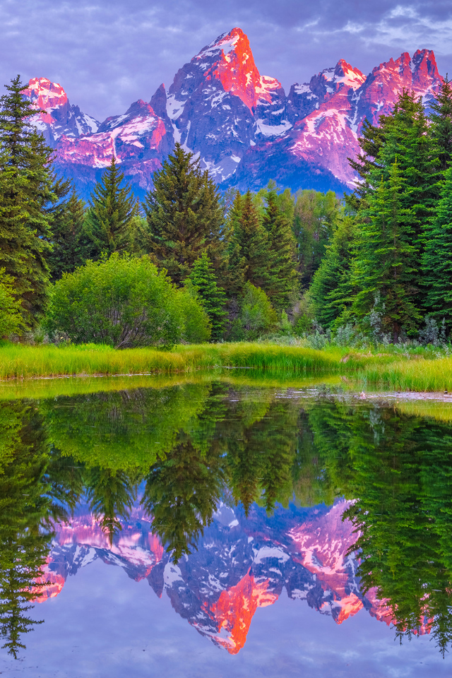 Красивый горный пейзаж в лучах солнца отражается в воде