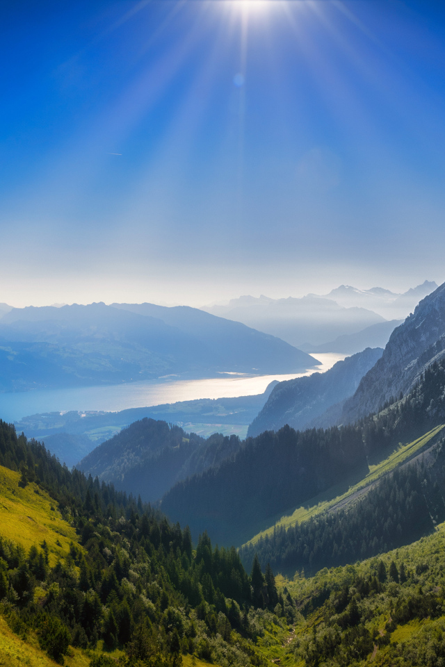 Красивый вид на Швейцарские Альпы в лучах солнца