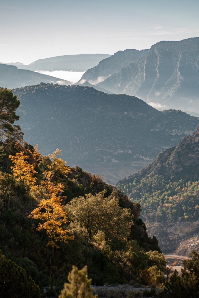 Красивый вид на бескрайний горный горизонт