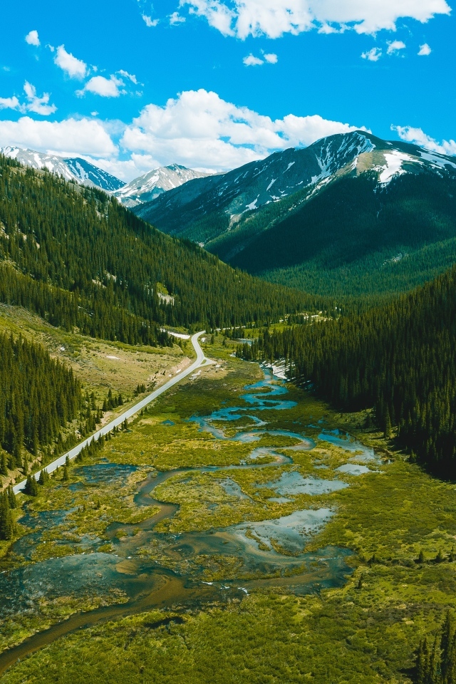 Красивый вид на реку и покрытые зеленью горы