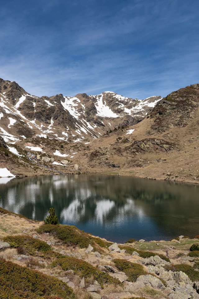 Озеро в горах Андорры под голубым небом