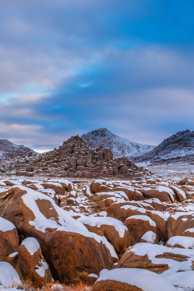 Большие заснеженные камни в горах 