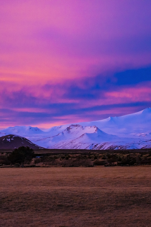 Покрытые белым снегом горы на фоне розового неба