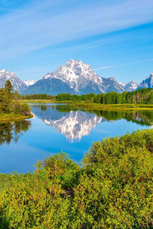 Тихая река на фоне гор в национальном парке Гранд-Титон