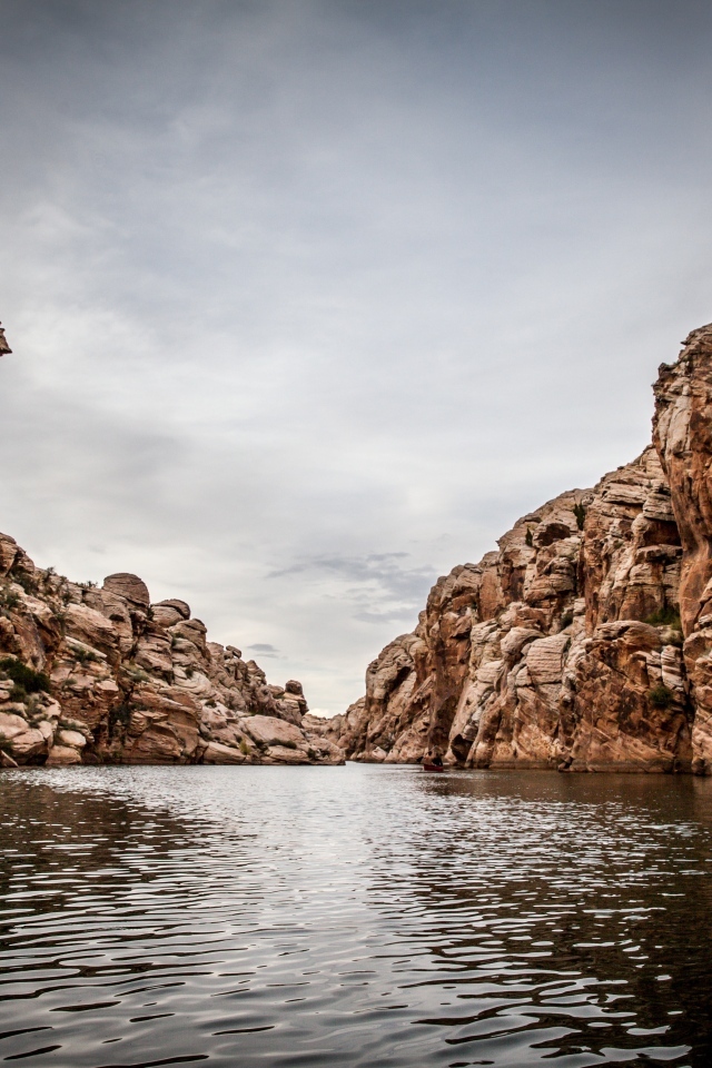 Скалы отражаются в воде реки