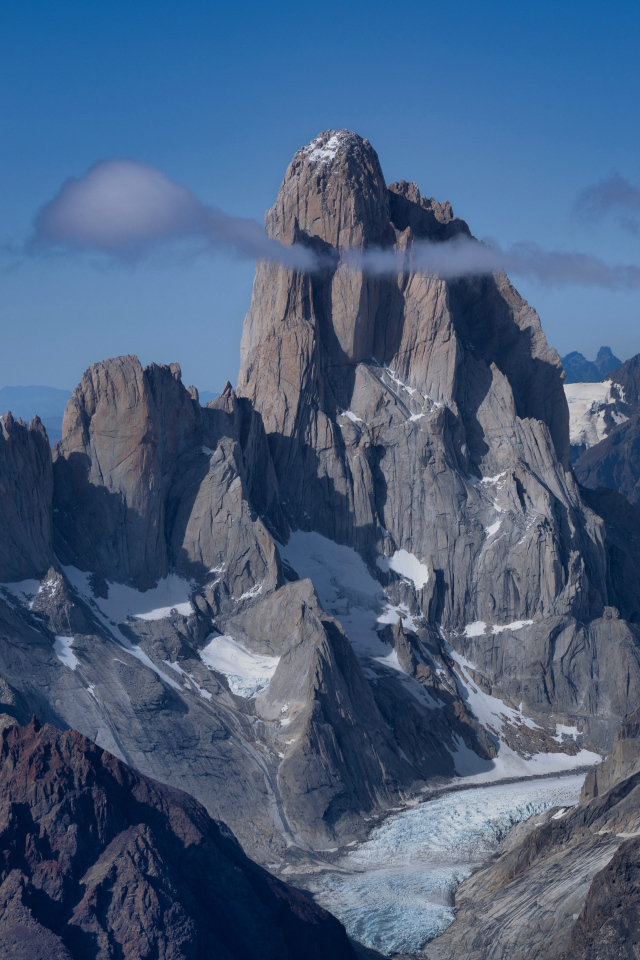 Острая горная вершина Фицрой под голубым небом, Аргентина