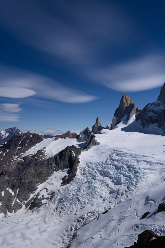 Снег на горной вершине Фицрой под голубым небом, Аргентина