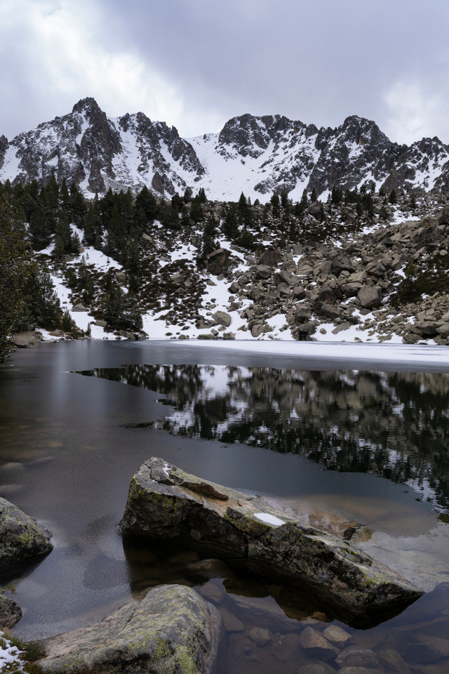 Заснеженные горы у холодной реки, Андорра