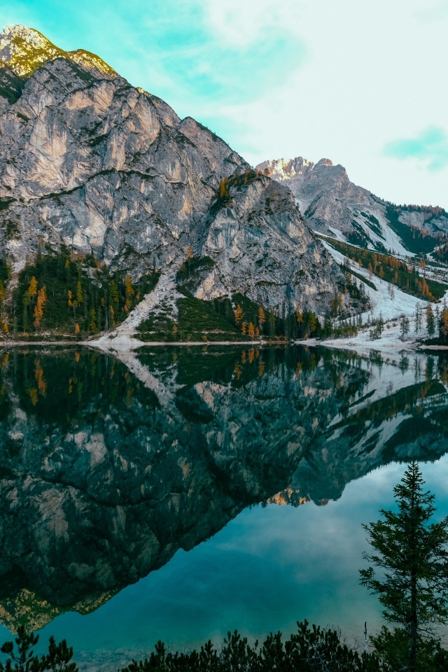 Каменные горы отражаются в глади озера