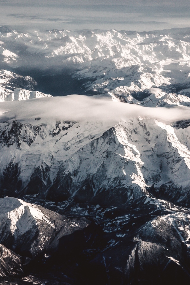 Вид на покрытые белым снегом горы