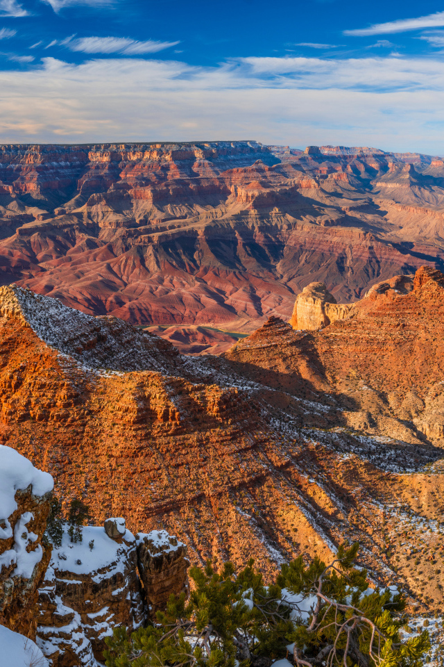 Вид на скалы Гранд-Каньон парка в лучах солнца