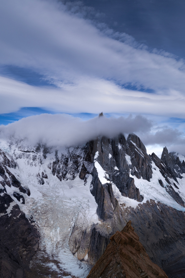 Белые облака над холодными заснеженными горами
