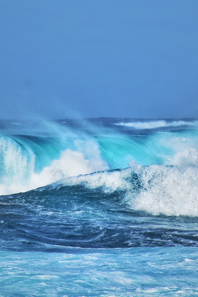 Большие белые волны в океане