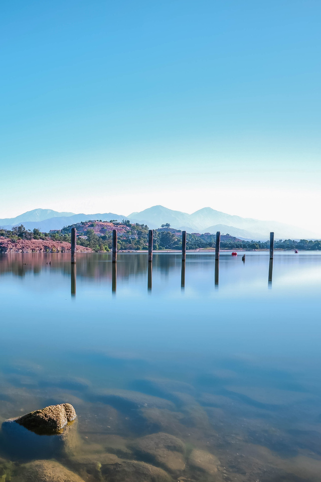 Голубое небо над тихим озером летом