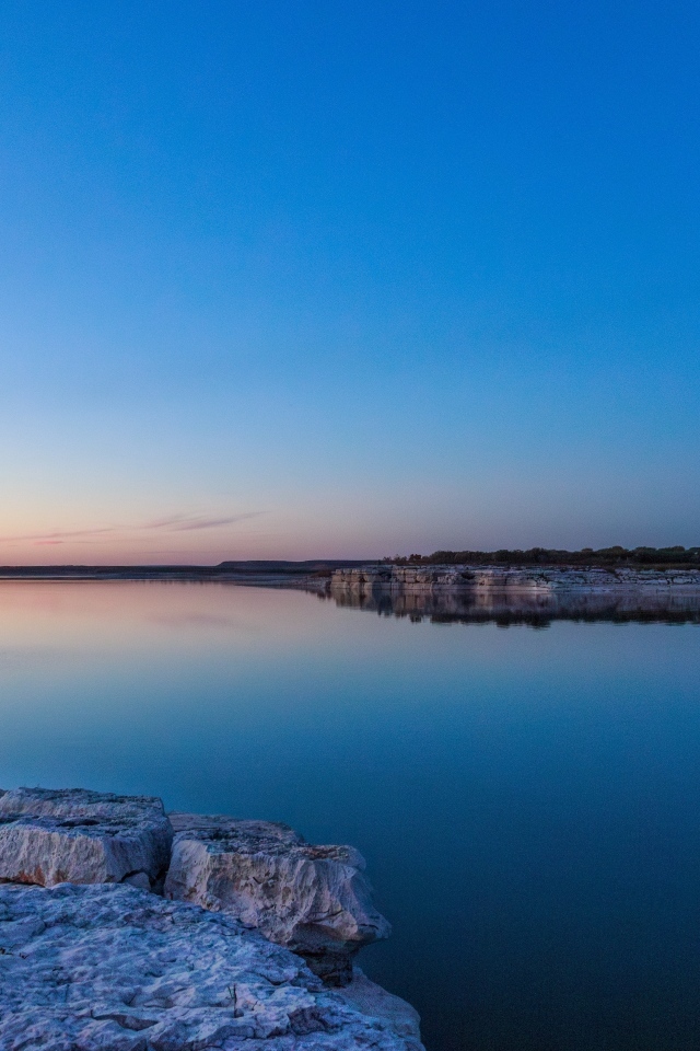 Голубое небо над водой на рассвете