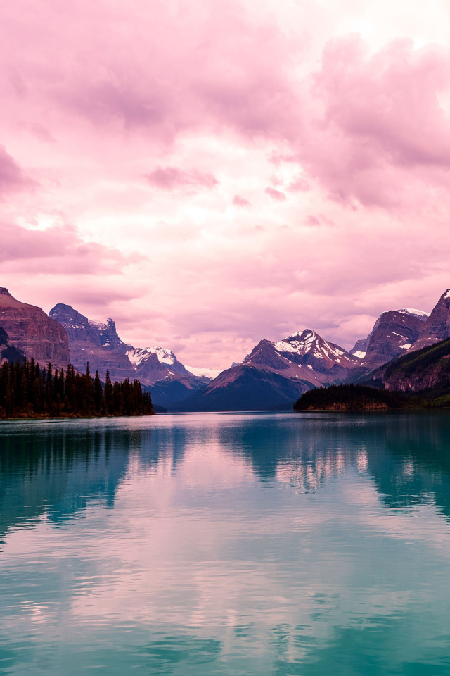Голубая вода в озере в горах 
