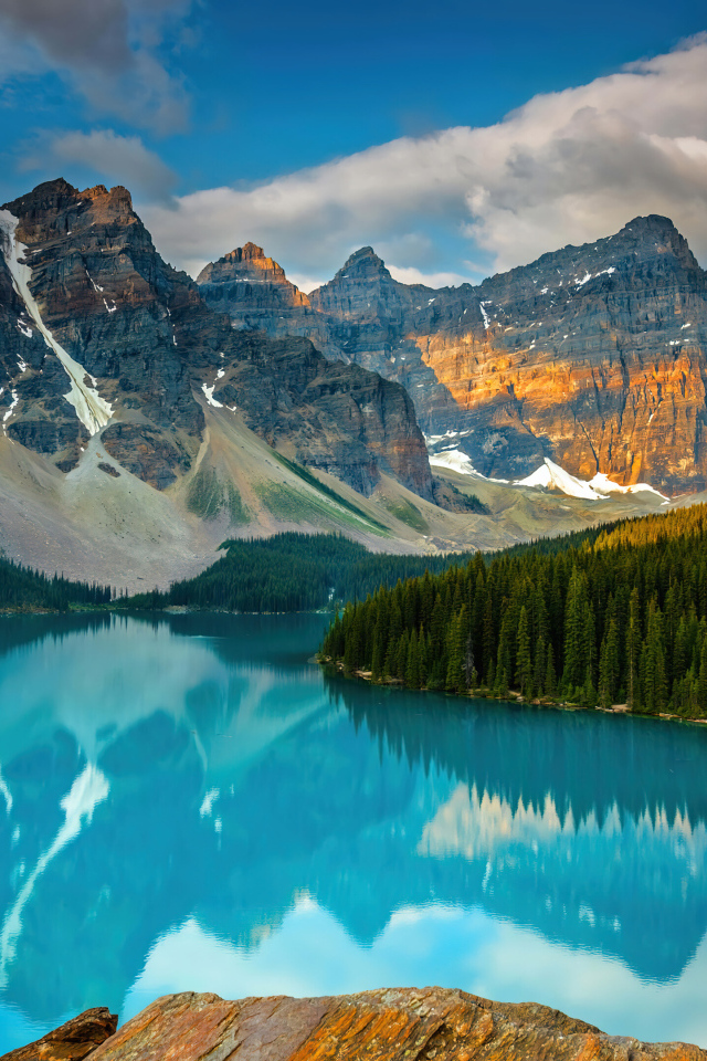 Голубая вода в реке озера на фоне высоких скал 