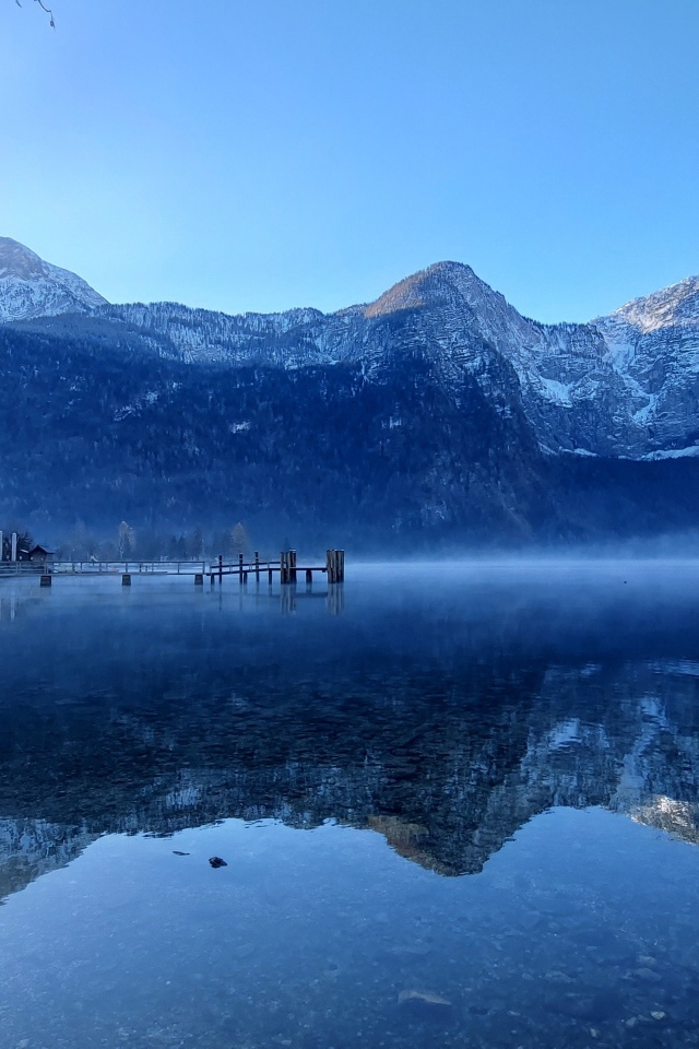 Дом у озера в горах на рассвете