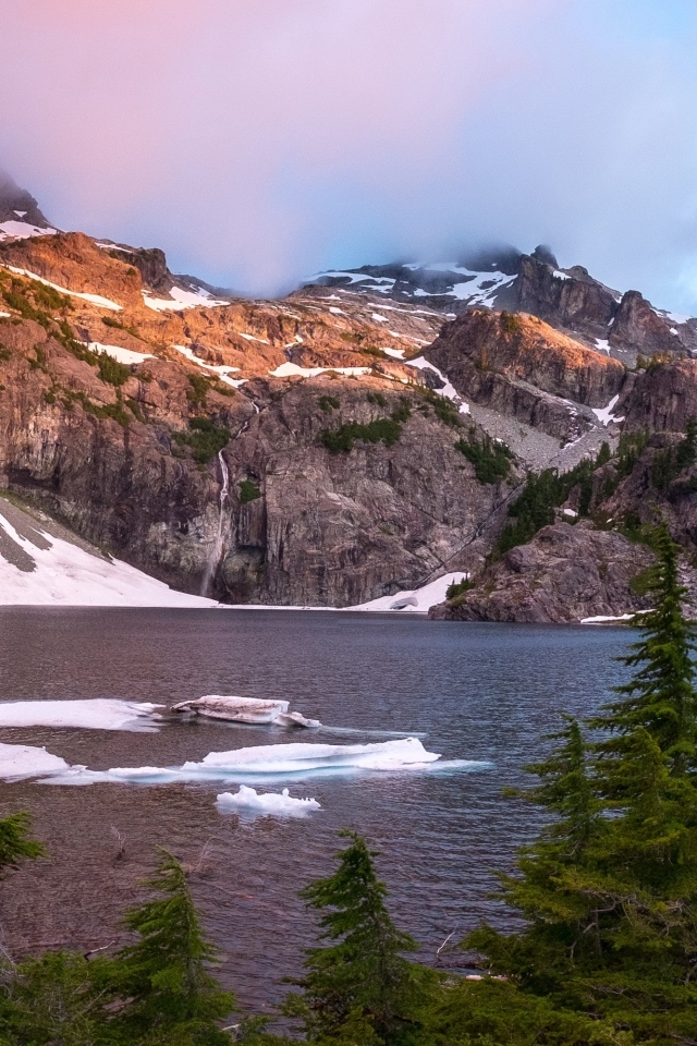 Лед в воде горного озера весной