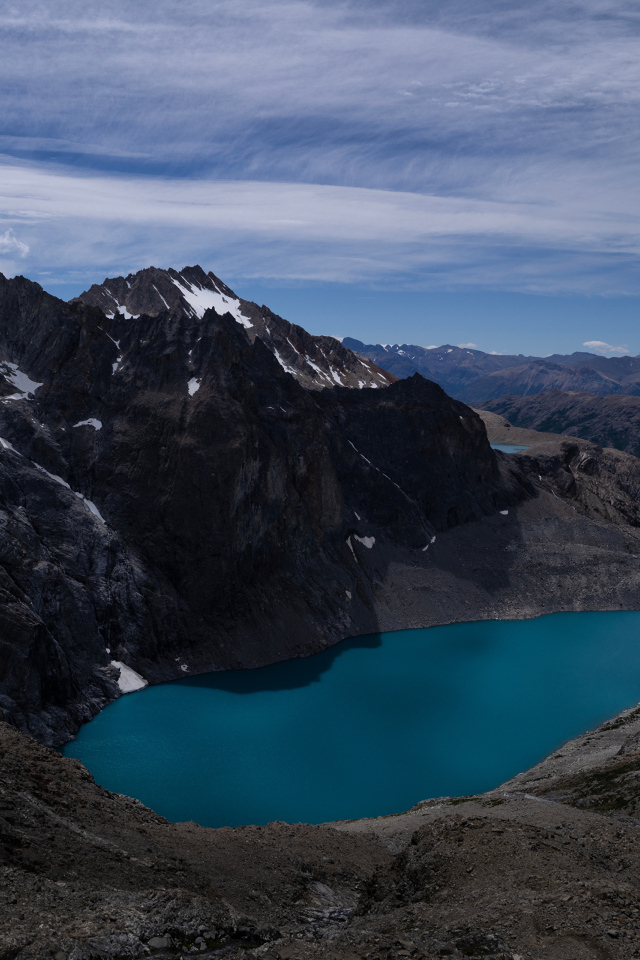 Вид на голубое горное озеро, Патагония. Аргентина