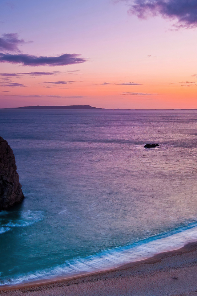 Красивый вид на берегу моря и арку в скале под красивым небом 