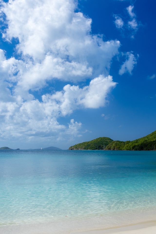 Большое белое облако над голубым океаном