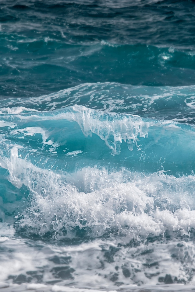 Голубые бушующие волны крупным планом